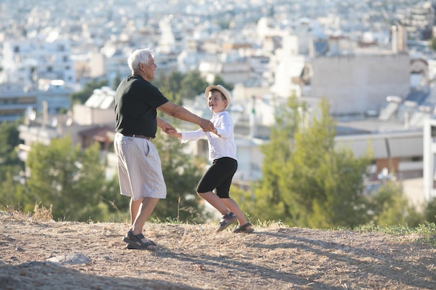 Oude en jonge familie generatie en relaties concept Gepensioneerde grootvader en kleinzoon spelen met op zonnige dag genieten van buiten