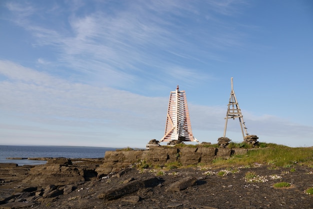 Oude en nieuwe vuurtoren op de Noordelijke IJszee