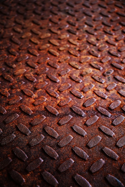 Oude en roestige metalen vloer. Textuur van een ruwe metalen plaat met een convex patroon.