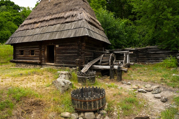 Oude en verlaten watermolen in het bos