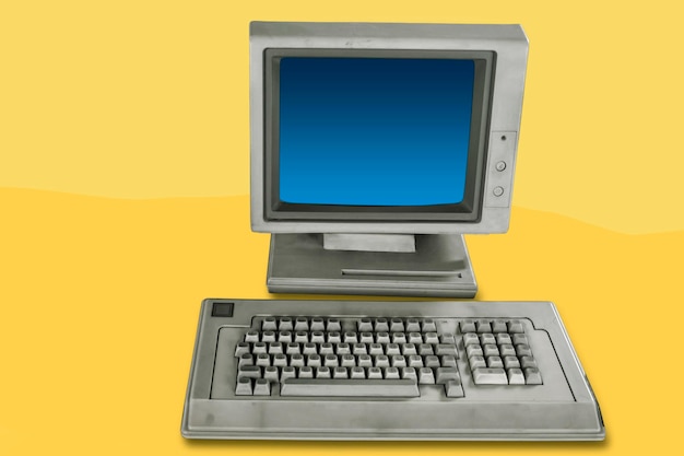 oude en verouderde computerset geïsoleerd op gele achtergrond