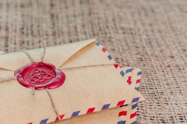 Oude enveloppen met een wasstempel op een houten tafel