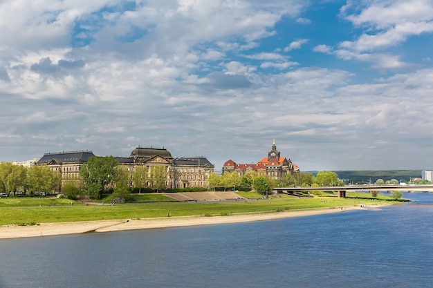 Oude Europese stad aan de rivier, stadsgezicht.