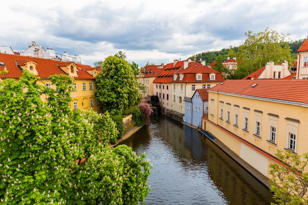 Oude europese stad met gebouwen aan de rivier. zomertoerisme en reizen, beroemde bezienswaardigheid van europa, populaire plaatsen