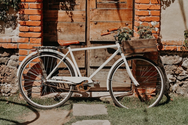 Oude fiets buiten met wat decoratie en bloemen