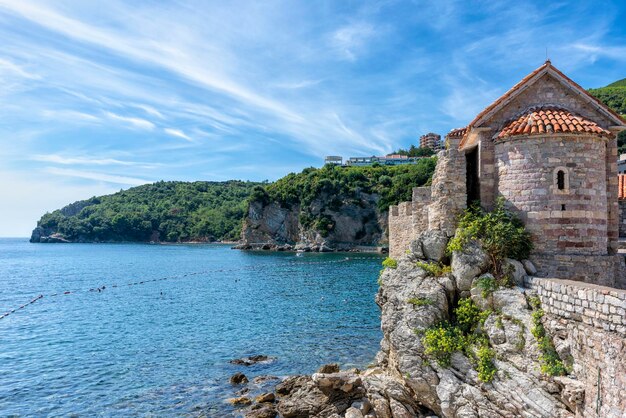 Oude fortmuur aan de Adriatische Zee in Budva, Montenegro