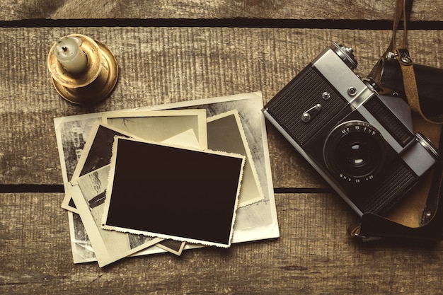 Oude foto's op de houten tafel