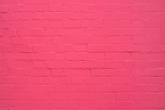 Oude gebarsten bakstenen muur geschilderd in roze verf