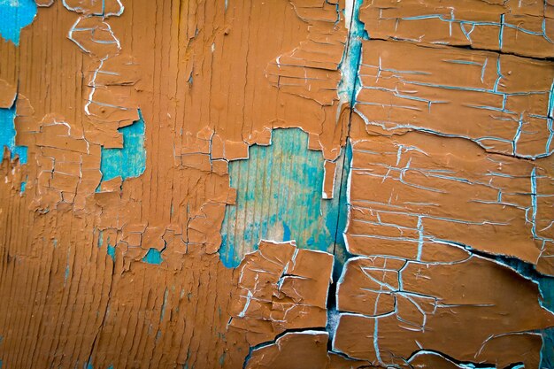 Oude gebarsten bruine en blauwe verf op houten planken