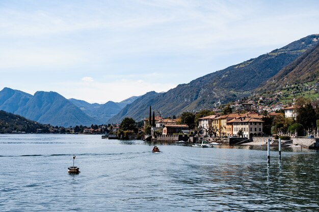 Oude gebouwen aan de oever van het comomeer, italië