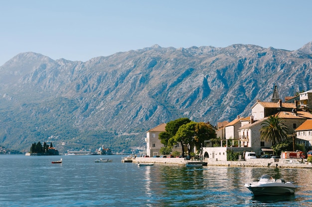 Oude gebouwen aan de perast kust montenegro