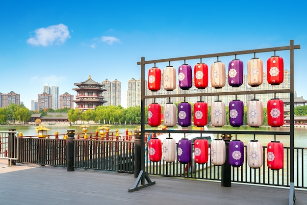 Oude gebouwen aan het meer: pagoda, xi'an, china.