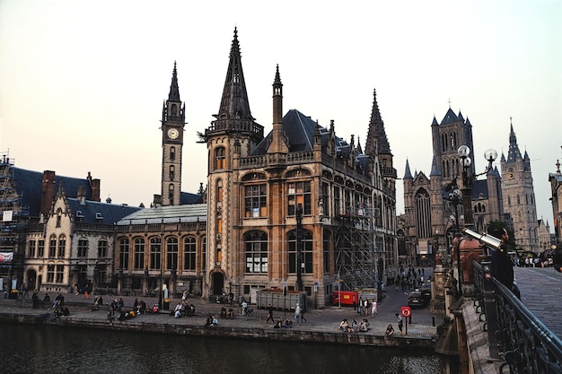 Foto oude gebouwen bij de rivier tegen een heldere lucht