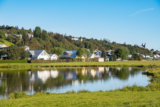 Oude gebouwen in de stad Akureyri in Noord-IJsland op een zonnige dag