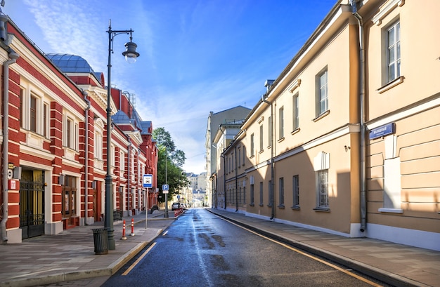 Oude gebouwen in Kalashny Lane in Moskou op een zonnige zomerdag. Bijschrift: Kalasjny-baan