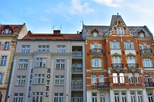 Oude gebouwen in rode en beige kleuren Polen Poznan