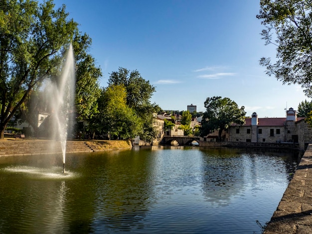 Oude gebouwen in Viseu weerspiegeld op een Pavia-rivier Portugal