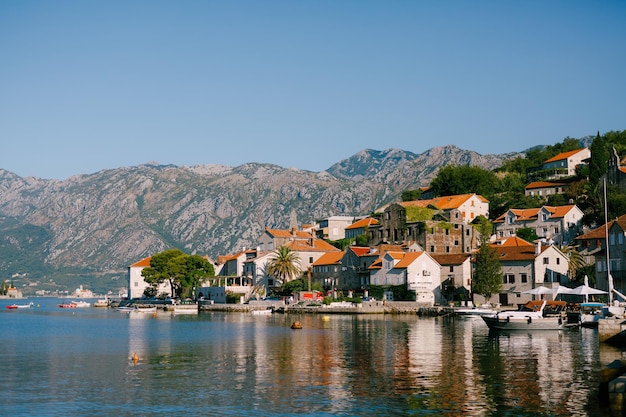 Oude gebouwen met rode daken aan de perast kust montenegro