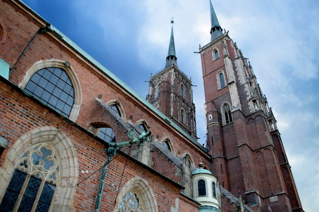 Foto oude gebouwen op ostrow tumski overdag in wroclaw