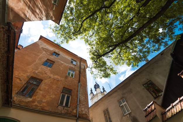 Oude gebouwenvoorgevel op blauwe hemel in Lviv, de Oekraïne