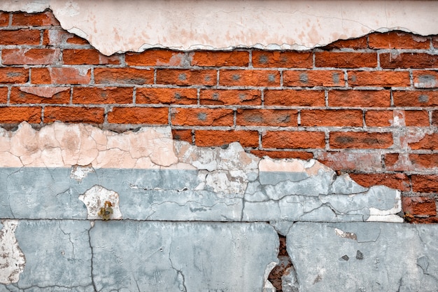 Oude gebroken muur met zichtbare bakstenentextuur