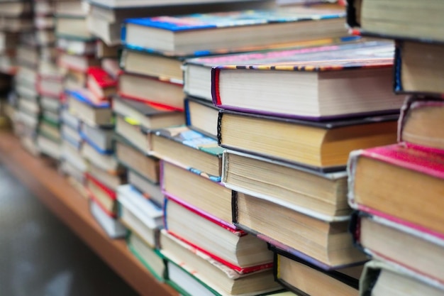 Oude gebruikte boeken liggen op tafel in de boekhandel Veel boeken in stapel op de boekenvlooienmarkt Achtergrond