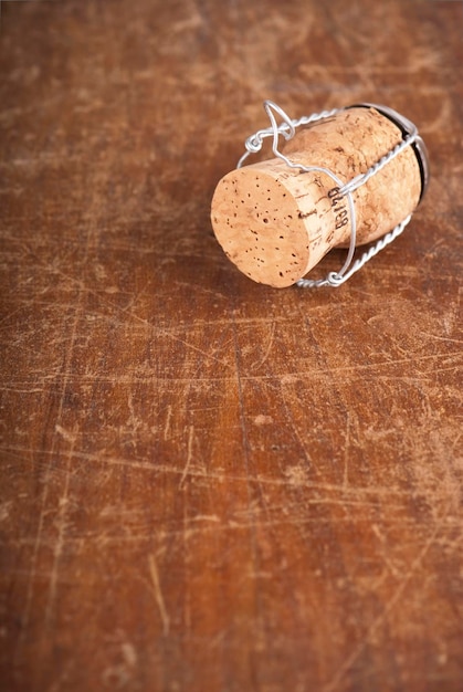 Oude gedateerde wijnfles kurken op de houten achtergrond Close-up Vintage achtergrond met lege ruimte voor tekst