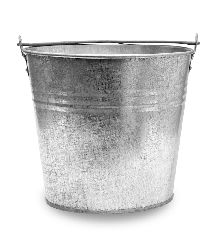 Foto oude gegalvaniseerde metalen emmer geïsoleerd op een witte achtergrond in close-up png-bestand met transparante achtergrond
