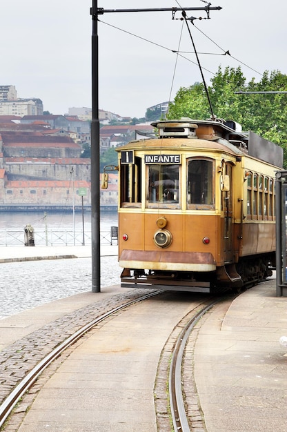 Oude gele tram in Lissabon Portuga