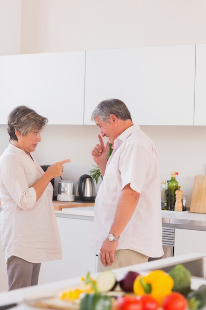 Oude geliefden schreeuwen in de keuken