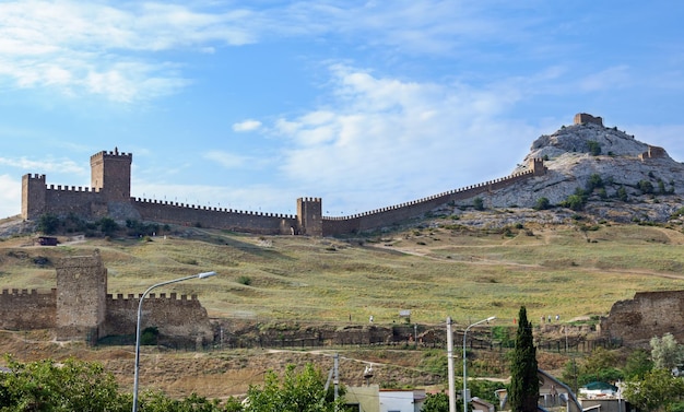 Oude Genuese vesting op een berg in de stad Sudak Crimea 2021 augustus