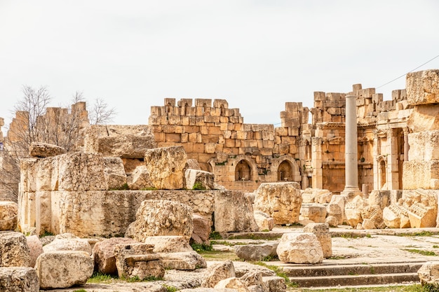 Oude geruïneerde muren van Grand Court of Jupiter tempel Beqaa Valley Baalbeck Libanon