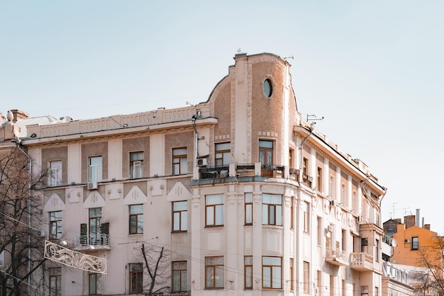 Oude gevel van het oude gebouw met stucwerk verhoging en decoratief dakkapel ovaal raam op de top Architectuur Geschiedenis Erfgoed Residentieel Europa