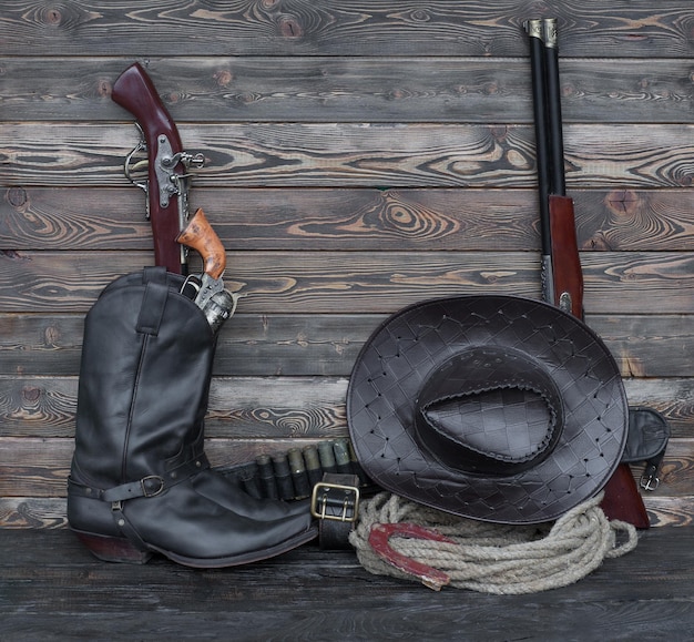 Oude geweer cowboylaarzen wilde westen schuur ranch