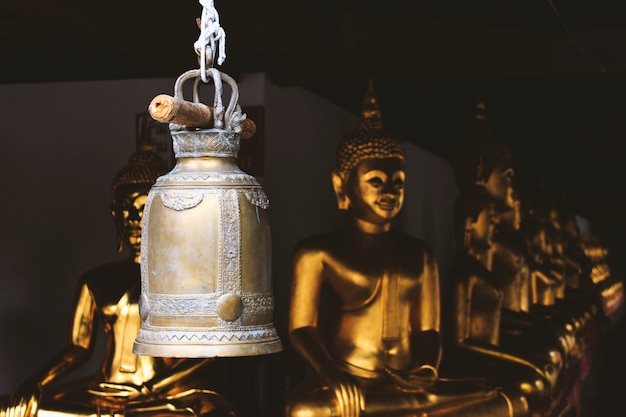 Oude gouden klokken in de tempel in Thailand