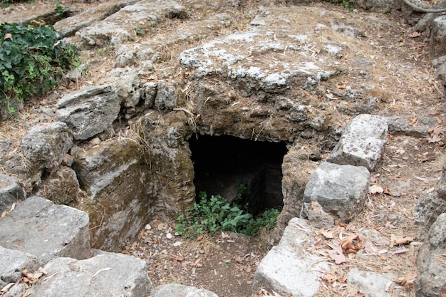 Oude graven en ruïnes in de oude stad in turkije.