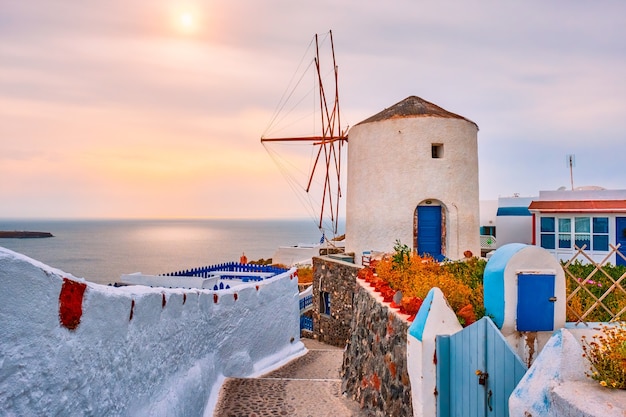 Oude Griekse windmolen op santorini-eiland in oia stad met trappen in straat santorini griekenland