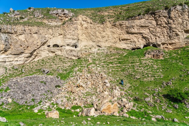 Oude grotten in een steile klif