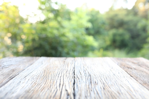 Oude grunge houten tafel met groene bomen natuurlijk uitzicht