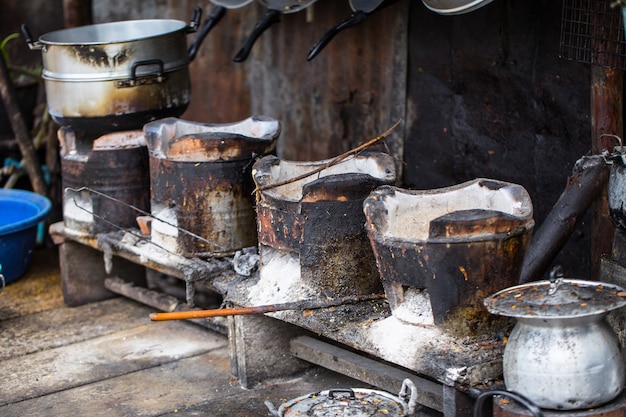 Oude grungy vuile keuken