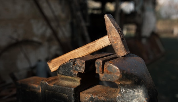 Oude hamer op oude metalen bankschroef