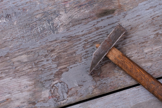 Oude hamer op rusitc houten achtergrond