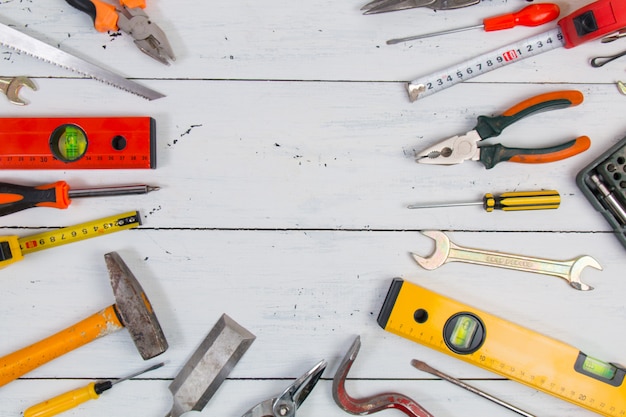 Oude hand constructie tools op een houten oppervlak.