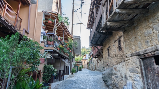 Oude hauses en smalle straatjes van het dorp Kakopetria op Cyprus.