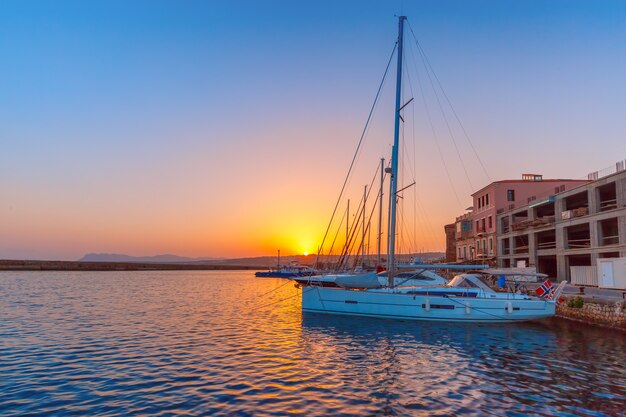 Oude haven bij zonsondergang, Chania, Kreta, Griekenland