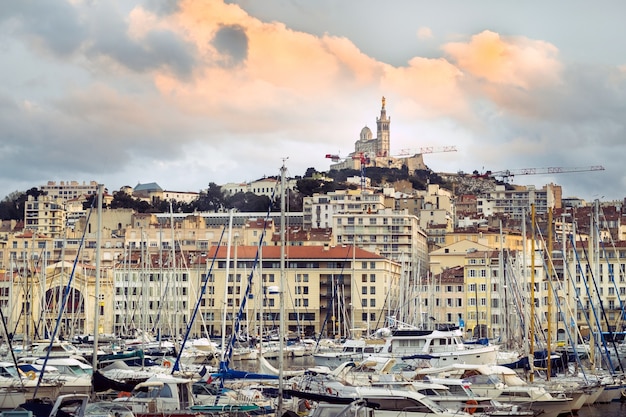 Oude haven met jachten in de stad Marseille