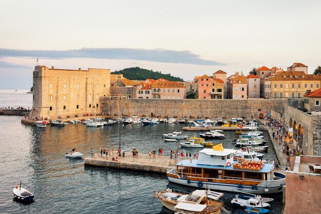 Oude haven met mensen bij St John Fort in Dubrovnik in de Adriatische Zee in Dubrovnik, Kroatië