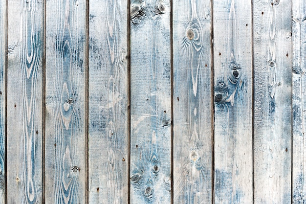 oude hek met roestige spijkers. Shabby textuur van blauw gekleurde houten planken.