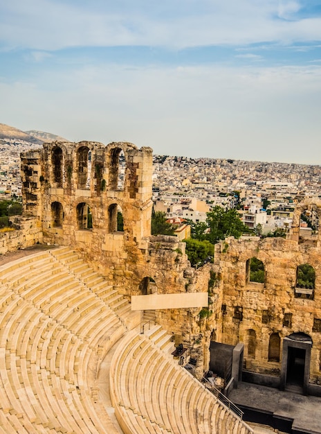 Oude Herodes Atticus amfitheater met het stadsbeeld op de achtergrond