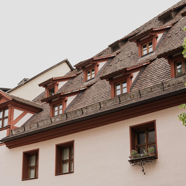 Oude historische architectuur in Neurenberg Duitsland Traditioneel Europees oud stadsgebouw met houten vensterluiken en kleurrijke pastelvallen Esthetische zomervakantie toeristische achtergrond